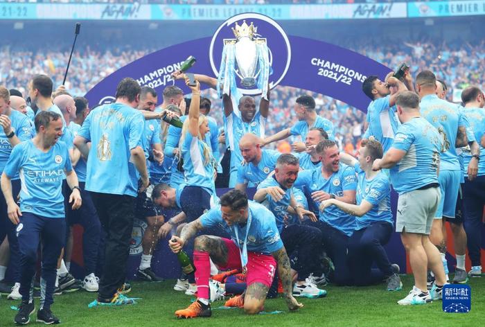 俄罗斯击剑选手惊险逆转，夺得冠军