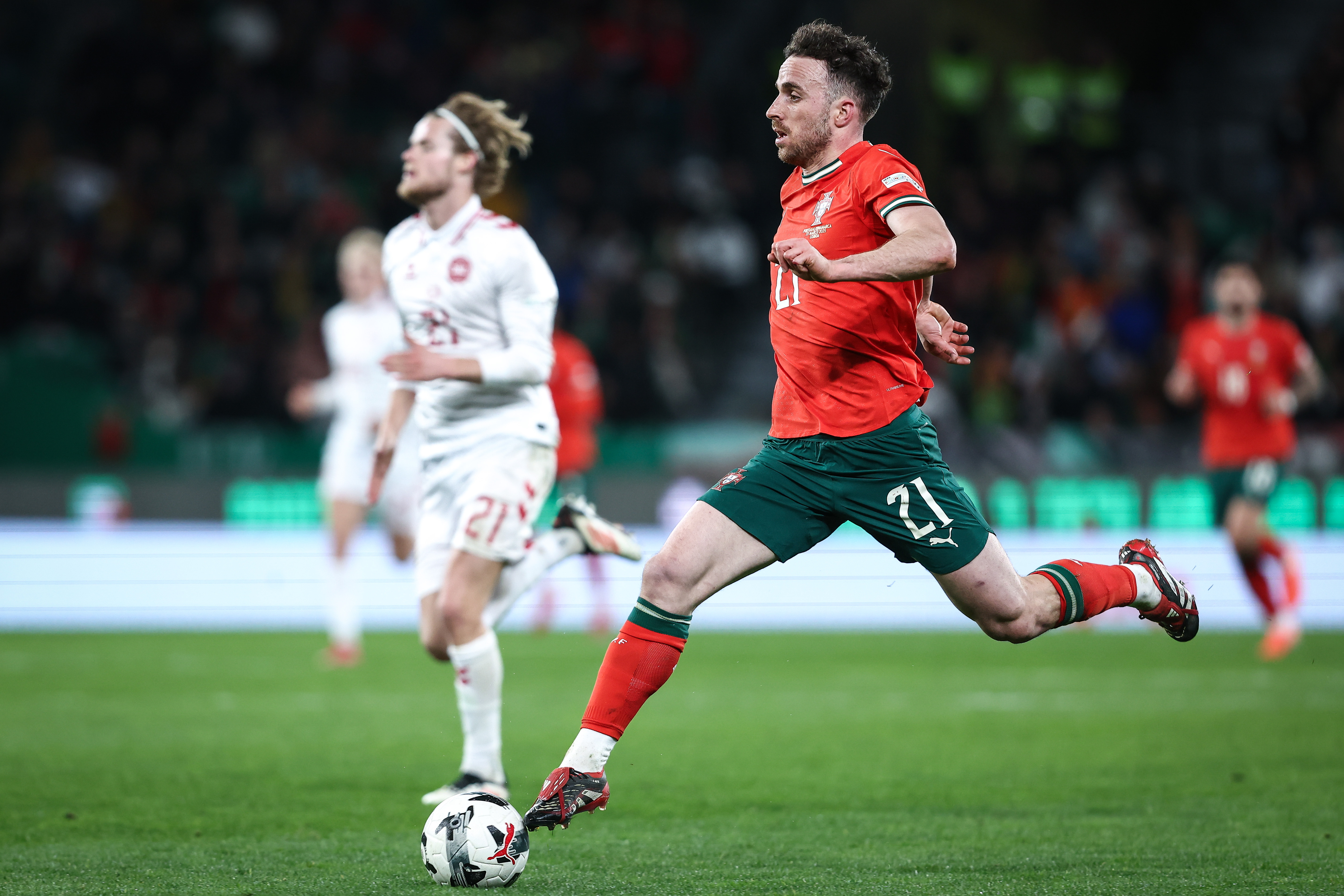 欧国联比赛中球队后卫出色发挥，荣获最佳球员