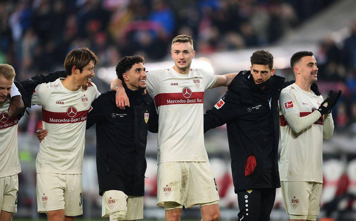 斯图加特攻破对手防线，取得关键胜利的简单介绍