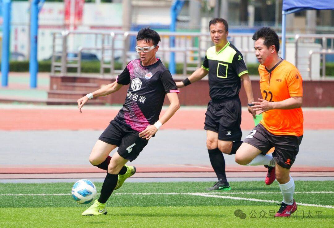 精彩瞬间频现绿茵场上，球员们拼尽全力奋勇争胜
