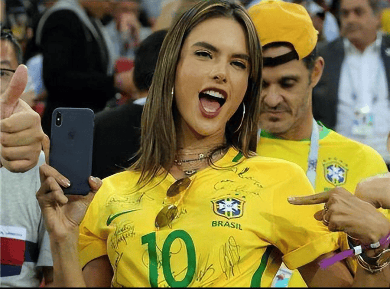 哥伦比亚女足球员斩获关键进球 哥伦比亚女足球员斩获关键进球