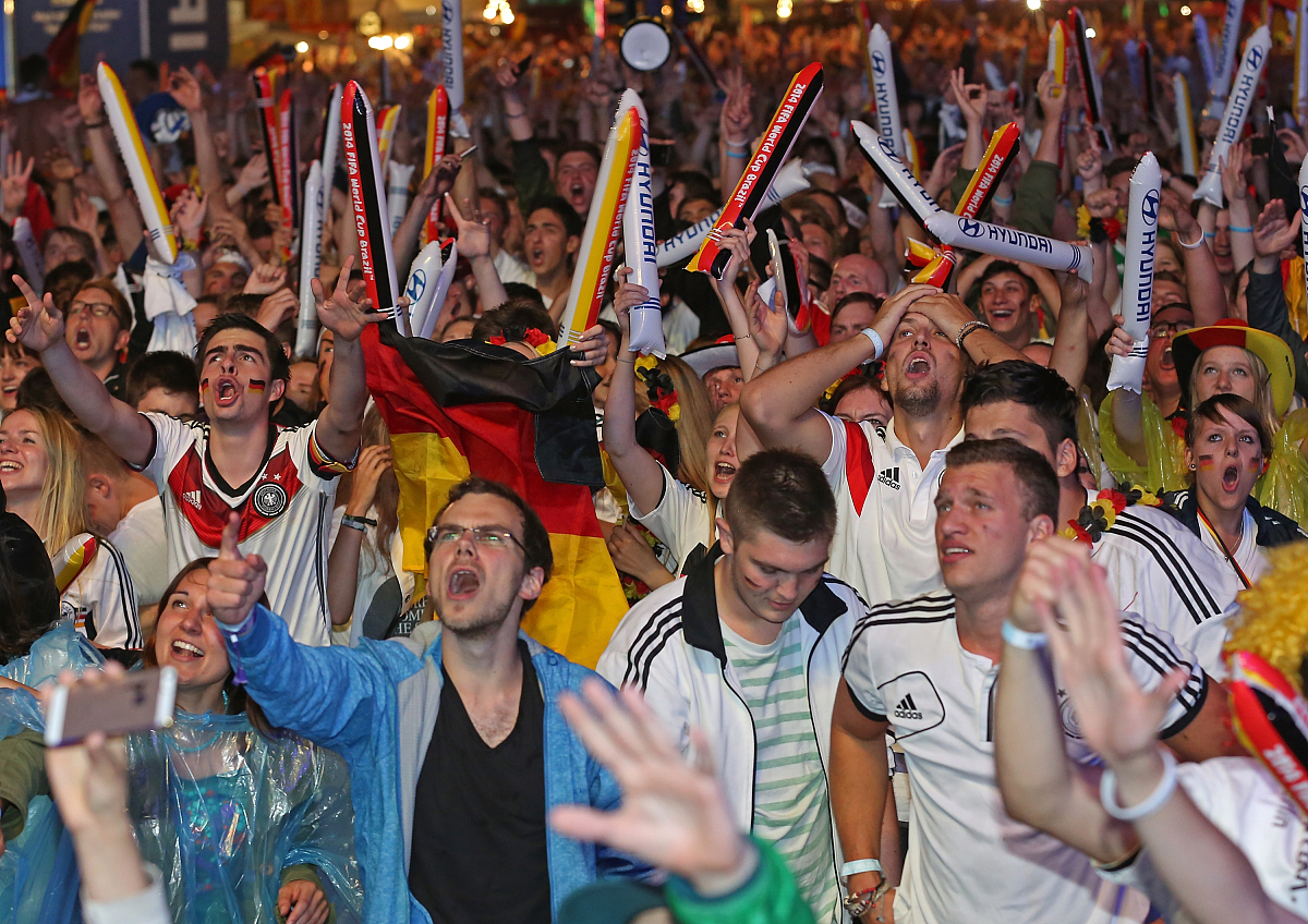 球迷狂热支持着自己心爱的队伍 球迷狂热支持着自己心爱的队伍