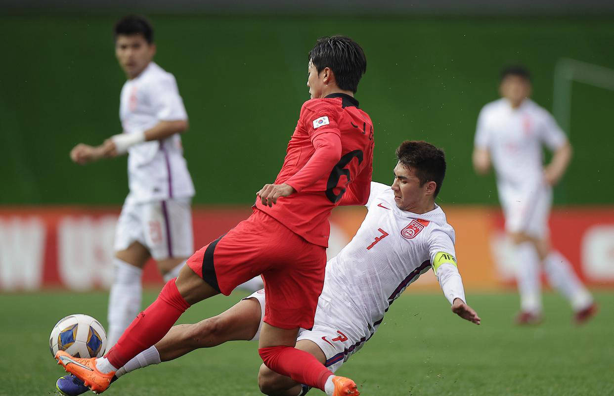 国内联赛战况激烈,球员们拼尽全力 国内联赛战况激烈,球员们拼尽全力