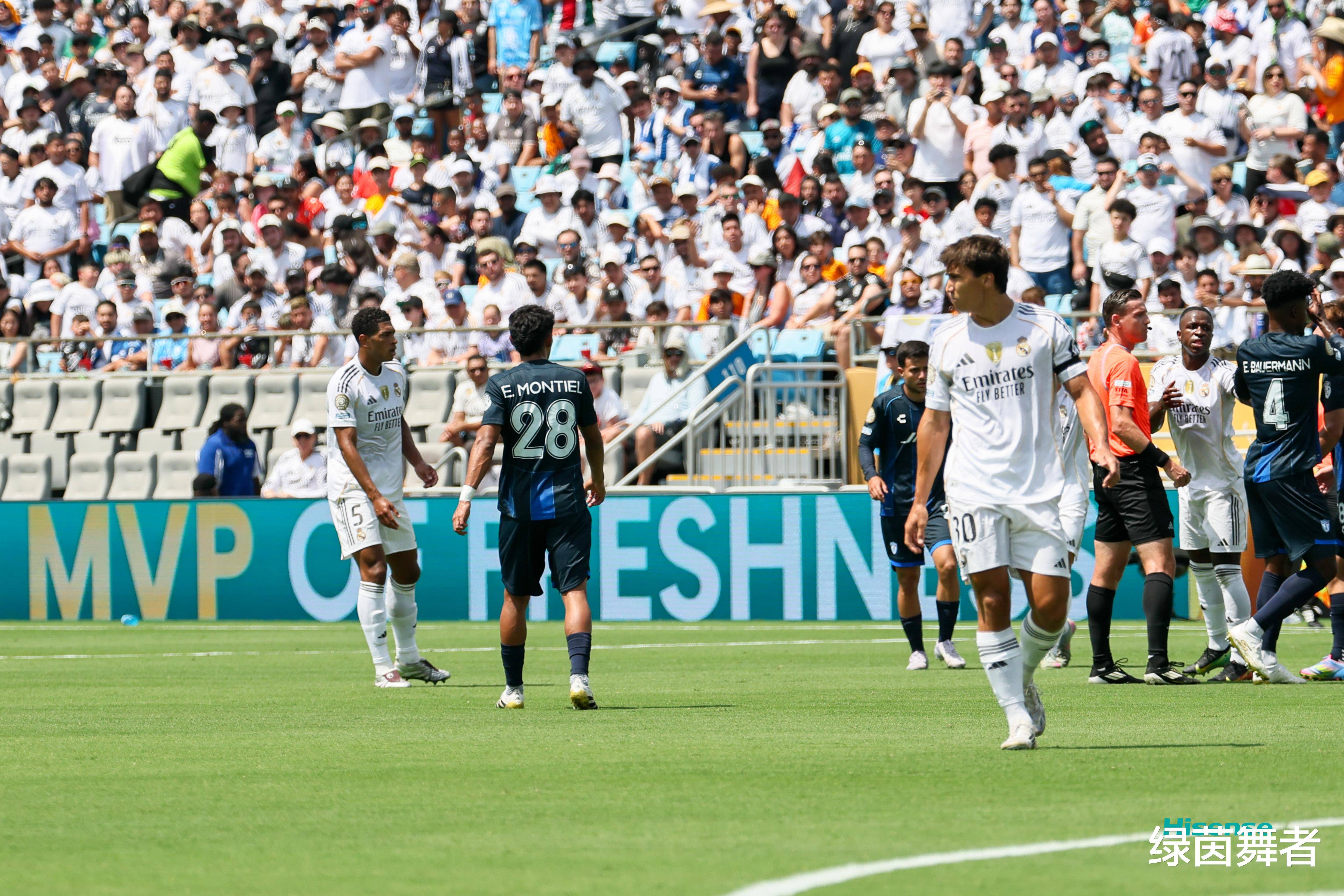 皇马队员合作默契,轻松击败对手 皇马队员合作默契,轻松击败对手