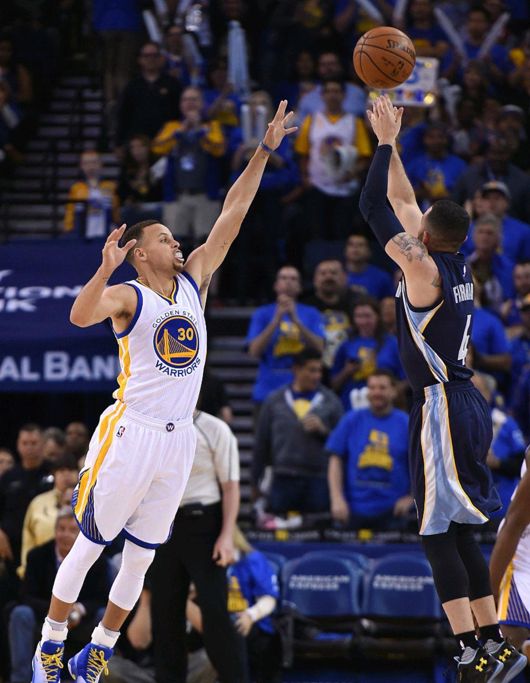 勇士逆转黄蜂,取得关键胜利 勇士逆转黄蜂,取得关键胜利