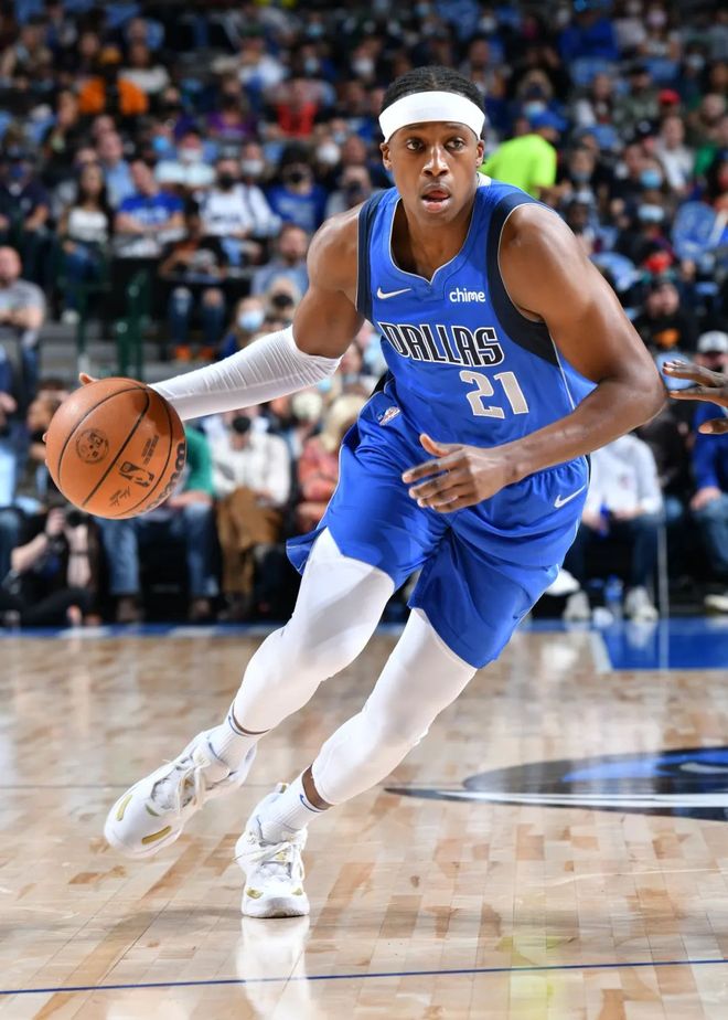 小牛擒灰熊，多诺万攻下25分